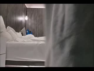 清純良家酒店偷情被後入狂頂 暴力抽插到騷穴噴水 妹子哭喘求饒不停