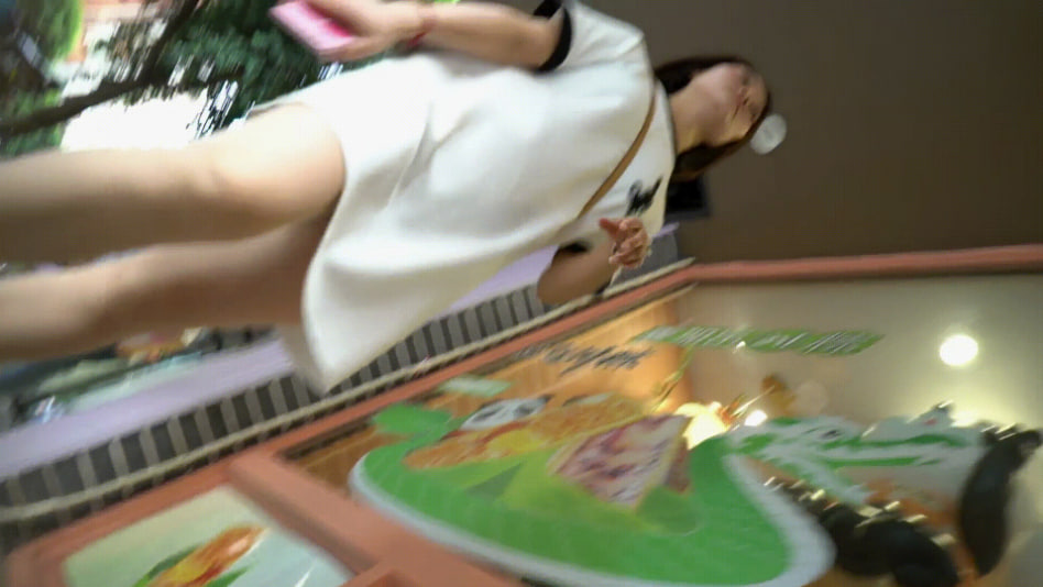 街头偷拍！巨乳美少妇穿宽大T恤真空逛街，男友在身边竟遭贴身抄底~