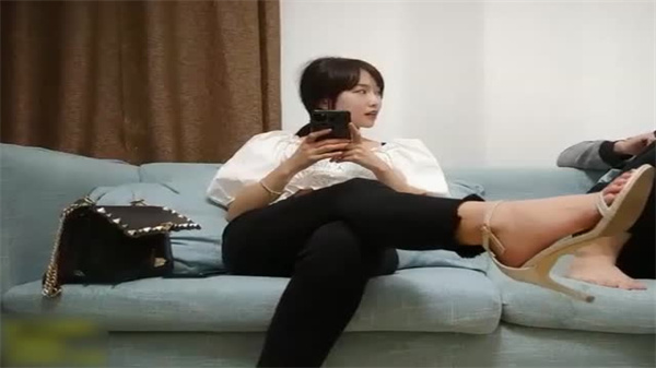 紧身白衣裹不住前凸后翘！丰腴美女跪趴浪摇，肉浪汹涌勾人魂