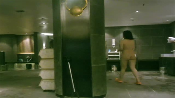 【绝密偷拍】多位极品少妇浴室全裸沐浴，肥臀嫩穴被偷窥到狂潮淫叫