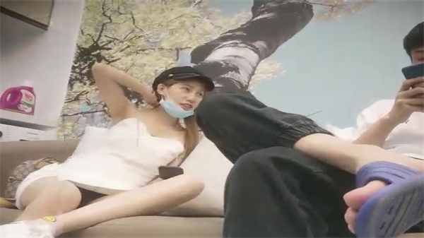 黑帽纹身苗条美少女深夜狂干爆操内射