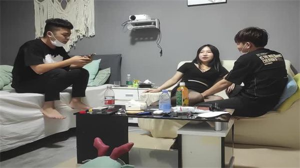 网约极品女神！粉嫩巨乳翘臀女上位，兄弟围观看尤物浪叫内射