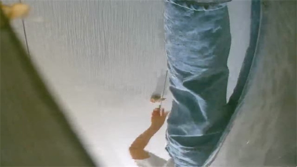 商场隐秘厕所偷拍：嫩模尿急撒尿内裤湿透极致福利！